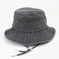 Chapeau bob en denim gris foncé délavé avec cordon de serrage coupe-vent et boucle métallique - M (56-58cm) / Noir