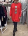 Détail de la robe sweat rouge à manches longues avec motifs de cœur et coupe ample décontractée - S / Robes / Rouge