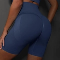 Détails de la maille sans couture et de la coupe push-up sur ce short de yoga bleu foncé - S / Bas / Bleu foncé