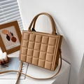 Sac à main carré marron clair matelassé avec surpiqûres géométriques et poignée chic - Kaki