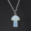 Gros plan d'un pendentif champignon en opalite sur une chaîne en métal argenté - Opale Synthétique