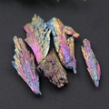 Vista dettagliata di pietre minerali di tormalina arcobaleno su sfondo nero - Tormalina di Pavone Arcobaleno Galvanizzata 50-70g