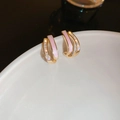 Vue macro de boucles d'oreilles doubles anneaux dorés avec émail rose et zircons - Forme C Double Couche Rose (8#)