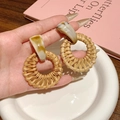 Détail de boucles d'oreilles pendantes en rotin naturel présentées sur un plat blanc - Style Circulaire en Rotin Résine Marron (1# Tige d'Oreille en Argent-Blanc)