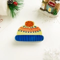 Dettaglio del fermaglio per capelli a berretto invernale con pompon e motivi festivi - Acrilico / Cappello giallo e blu