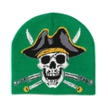 Detail van groene gebreide beanie met jacquardpatroon van piratenschedel en pistolen - M(56-58cm) / Groen