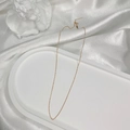 Fine chaîne minimaliste en argent S925 plaqué or sur un fond de satin blanc élégant - Chaîne à Billes Dorée (45CM)
