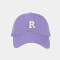 Dettaglio del cappellino da baseball viola con ricamo 3D della lettera R in rilievo - XL (61-65cm) / Viola Chiaro