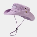 Vue détaillée du chapeau bob de randonnée violet avec broderie Colorado et cordon - Taille unique / Mauve Clair