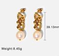 Orecchini pendenti a catena dorata CCB con una grande perla bianca su sfondo bianco - Stile Catena di Perle