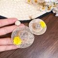 Detail van strohoed oorbellen met gele bloemen en zilveren naald voor strandvakantie - Strohoed stijl / Bruin en Geel