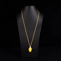 Collar navideño con colgante de bombilla LED amarilla en maniquí de exhibición - Collar de cordón amarillo