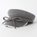 Berretto newsboy grigio scuro con fiocco e bordo in pizzo bianco in luce da studio - Grigio