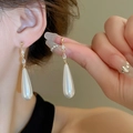 Elegante vergoldete Tropfenohrringe mit tropfenförmigen Perlen und Zirkonia-Steinen - 9# Silberstift - Weiß (Echtgold Vergoldet)
