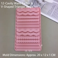 Dettaglio dello stampo in silicone rosa con trame a onde per sapone e pasticceria - Stampo 12 Cavità Misto Onda Intreccio Forma a V Triangolo