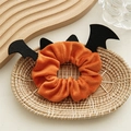 Vue détaillée du chouchou d'Halloween avec ailes de chauve-souris en velours orange - Chauve-Souris Orange
