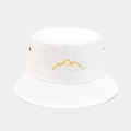 Dettaglio del cappello a secchiello in cotone bianco con ricamo di montagna gialla e occhielli - M (56-58cm) / Bianco