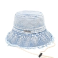 Cappello a secchiello in denim lavato azzurro con bordi sfrangiati e laccio regolabile - M (56-58cm) / Azzurro