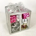 Set aus rosa und silbernen Weihnachtsbaumschmuck-Geschenkboxen mit festlichem Dekor - Silber & Pflaume