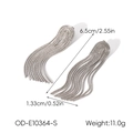 Vista dettagliata degli orecchini a nappa lunga con design floreale e dimensioni - Frangia a Onda Argentata (OD-E10364-S)