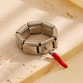 Detail eines Edelstahl-Modularmbands mit rotem Chili-Anhänger auf einem Steinsockel - Silber Roter Chili Anhänger Modularer Ring (G-457)