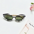 Occhiali da sole cat eye a righe bianche e nere con dettagli in catena dorata - Motivo Nero Bianco Asta a Catena