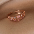 Makroaufnahme des Roségold-Rings mit bunten Edelsteinen auf champagnerfarbenem Satin - Einstellbar Offen / 3# Zweireihiger lila Zirkon (Roségold)