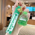 Grüner Limonadenflaschen-Schlüsselanhänger mit Good Luck Band und Glocke - Grüne Limonadenflasche