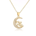 Detailansicht eines 18K vergoldeten Mondanhängers mit MAMA Schriftzug und Herz-Design - Mond MOM / Gold