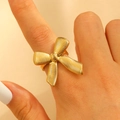 Bague nœud doré avec texture à rayures verticales portée au doigt, design de luxe - Nœud 3D à Rayures Verticales (3831) / Or 18k