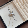 Detalle del colgante de mariposa con perlas barrocas y cadena de serpiente dorada - Dorado