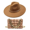 Kamelfarbener Filzhut und gesteppte Handtasche mit markanter goldener Acrylkette im Set - M (56-58cm) / Hut + Tasche Set / Khaki