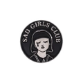 Spilla smaltata Sad Girls Club con illustrazione di ragazza che piange in nero e argento - Sad Girls Club