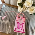 Vue détaillée du mini sac en tricot rose avec motif papillon et bouton-pression en métal - Papillon Rose - Sac de Téléphone