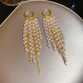 Eleganti orecchini a nappa lunga in oro 18k con perle bianche per un look di lusso - Fermaglio Per Orecchio Con Nappa Di Perle Dorate / Oro