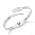 Exquisites silbernes Schlangenarmband mit mikroverziertem Diamantkopf und Federzug - X-Muster-Textur (PAS861) / Weißgold