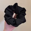 Textura detallada del coletero de satén negro con elegante brillo de seda y pliegues - 4 Capas Plisado Grande / Negro