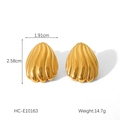 Dimensioni dettagliate e peso degli orecchini a bottone rigati in acciaio placcato oro 18k - Orecchini a Bottone con Texture a Spirale di Conchiglia (HC-E10163)