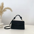 Bolso bandolera minimalista de ante negro con asas trenzadas y accesorios dorados - Negro