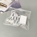 Dettaglio della borsa trasparente in PVC con caricatore bianco e cavi USB - 18x15cm