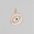 Dettaglio di un ciondolo in rame placcato oro 18K con occhio in smalto rosa per gioielli DIY - Occhio Rotondo Rosa