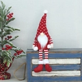 Weihnachtswichtel Plüschfigur mit langen Beinen auf einer blauen Holzbox mit Weihnachtsbaum - Gestrickter Stil / Sitzen 45cm / Rot