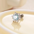 Boucle d'oreille fleur en pierre bleue claire avec petits diamants et finition argent - Tige à Filetage Interne en Alliage de Titane (6mm) / Bleu Mer Clair