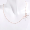 Collar con lazo en oro rosa y cadena de cuentas fina sobre un busto de joyería - Collar / Oro rosa