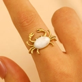 Anello granchio in acciaio inossidabile dorato con smalto bianco indossato sul dito - Granchio Bianco (4725) / 1 Pezzo