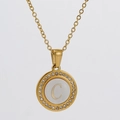 Collier en acier titane plaqué or 18K avec pendentif nacre blanche et zircons lettre C - Lettre C Or