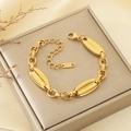 Dettaglio del bracciale in acciaio inossidabile placcato oro 18K con stella e luna - Stile Minimalista Ovale Oro (KB208092-YWQY)