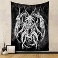 Dettaglio dell'arazzo nero gotico con scheletro di demone bianco su parete di cemento - 73X95CM / Tessuto spazzolato