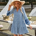 Blaues Sommerkleid mit Blumenmuster, Spitzenärmeln und V-Ausschnitt für den Strandurlaub - S / Blau