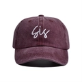 Gros plan sur la broderie blanche d'une casquette de baseball vintage bordeaux délavé - 50-54cm / Bordeaux